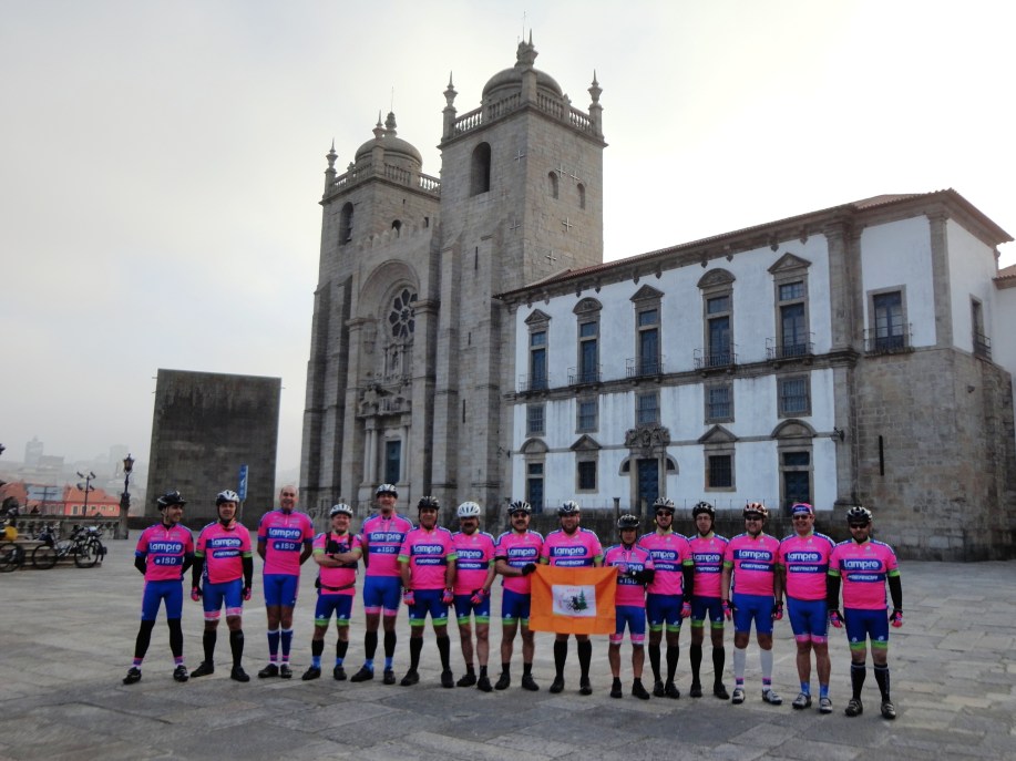 2014-04-12 e 2014-04-13 - 3º Passeio Dar ao Ped@L - Porto / Fátima - Na Sé Catedral do Porto, antes da partida.