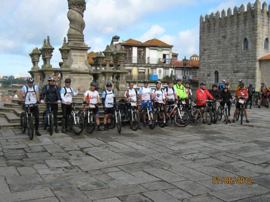2012-06-07 - Sé do Porto - Partida do GD do BPI a Santiago de Compostela.