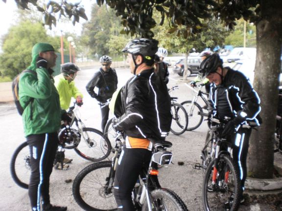 À espera que a chuva parasse, junto à barragem.