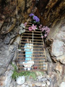 ... o altar da Santa ...