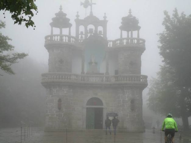 Junto à Capela de Sto. António, foi toda a gente embora com a chuva...