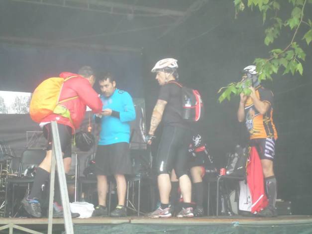 ...tentando secar a roupa no corpo e comer qualquer coisa!