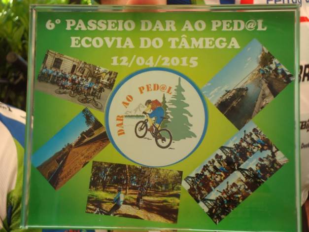 Placa a assinalar o passeio, uma oferta do José Pinto.